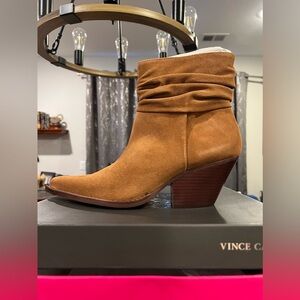 S28. NWT Vince Camuto Light Cognac Nerlinji Bootie size 9.5